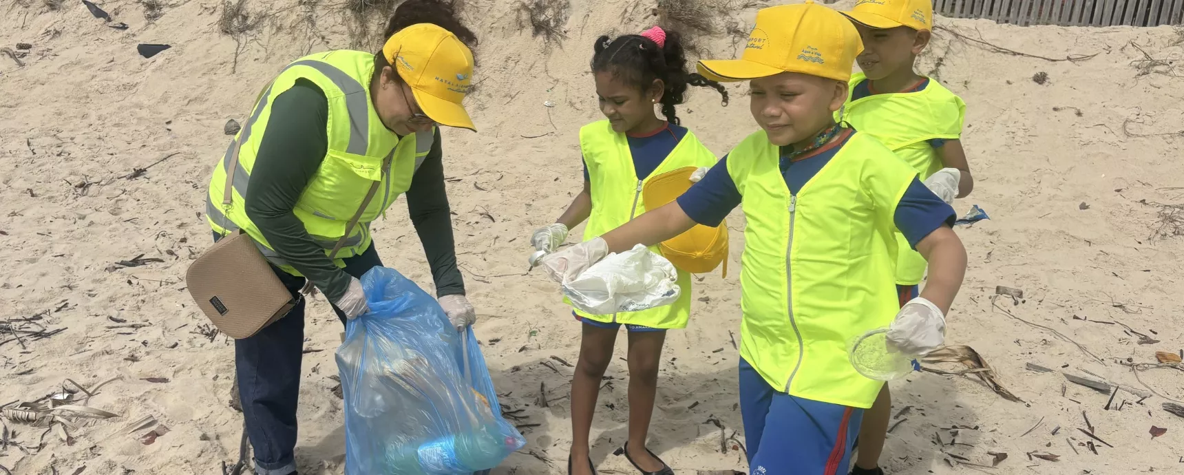 Projeto do Aeroporto de Natal conscientiza crianças com limpeza na Praia da Redinha