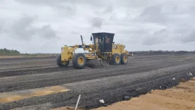 Tecnologia da usina solar do Aeroporto de Natal reaproveita fresa da pista do terminal e amplia geração de energia