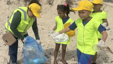 Projeto do Aeroporto de Natal conscientiza crianças com limpeza na Praia da Redinha